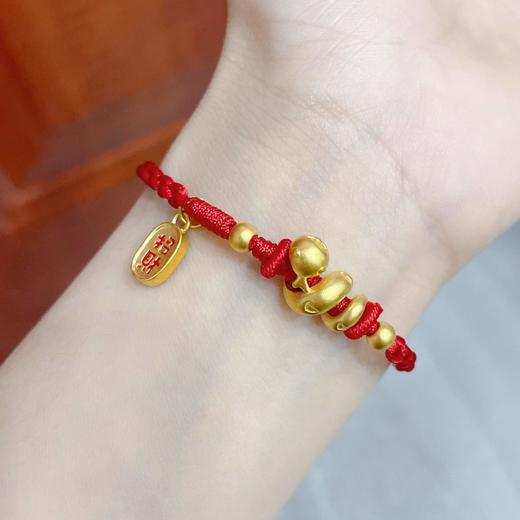 【限时7.5折】【定价黄金】足金 #低温珐琅 #蛇年新品 #招财纳福 无氰5D空心招财纳福卷卷蛇生肖蛇吊饰编绳手串成品（成人配戴）(AA5DSC00064)预售产品下单后不退款不退货不换货不补差价 商品图0