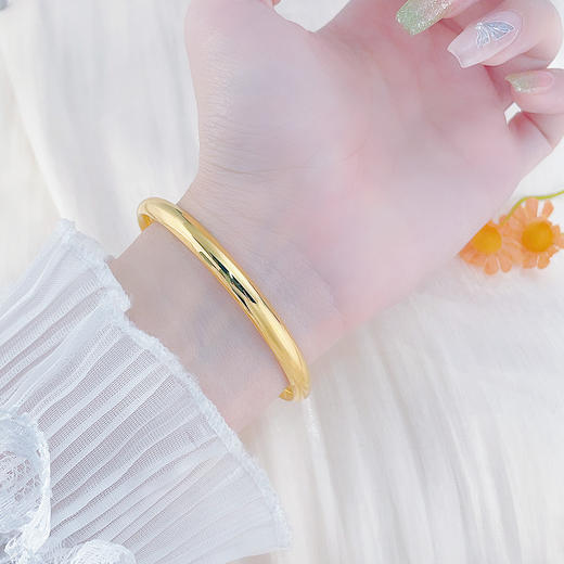 【限时克减150元】足金999 #复古风 5G黄金空心油亮光面泥鳅背素圈光圈固口手镯（面宽约5.6-6mm）(BE5GSZ00008)（预售产品下单后不退款不退货不换货不补差价） 商品图0