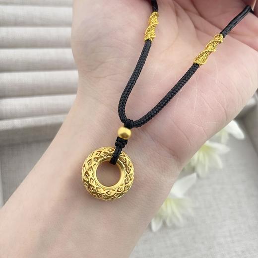 【限时7.5折】【定价黄金】足金 #平安 无氰5D硬金空心挂绳吊坠凤羽平安扣吊坠（含珠子）(AJ5DDZ00006)（预售产品下单后不退款不退货不换货不补差（预售产品下单后不退款不退货不换货不补差 商品图3