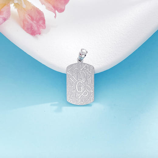 【限时8.8折】【线上铂金馆】PT950 铂金空心车花影底欧美风女王方牌吊坠(BFPTDZ00014)（预售4-7天发货，一经下单不支持退款） 商品图1