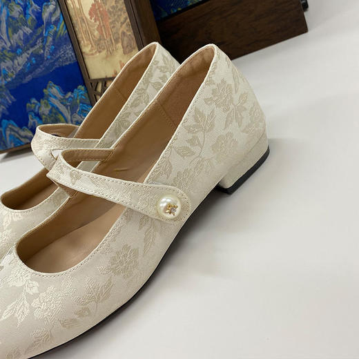 【24小时发货】壁虎瑜伽国风任意门【缎光】新中式缎面低跟鞋 商品图4