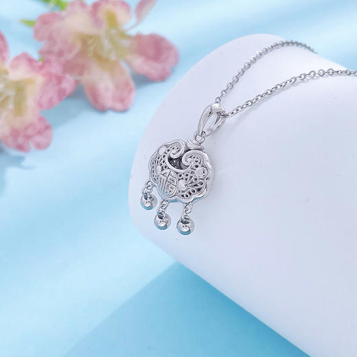 【限时8.8折】【线上铂金馆】PT950 #祈福 #小红书 【精品】铂金镂空花丝福字铃铛如意锁包吊坠（不含链）(BFPTDZ00025-2)(预售4-7天发货，一经下单不支持退款) 商品图1