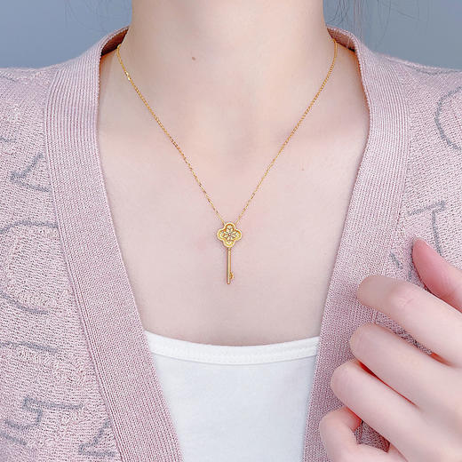 【限时克减150元】足金999 #CNC #时来运转 【精品】5G黄金镂空影底可转动转韵·时光小雏菊钥匙调节套链(BN5GTL00001)（预售产品下单后不退款不退货不换货不补差价） 商品图3