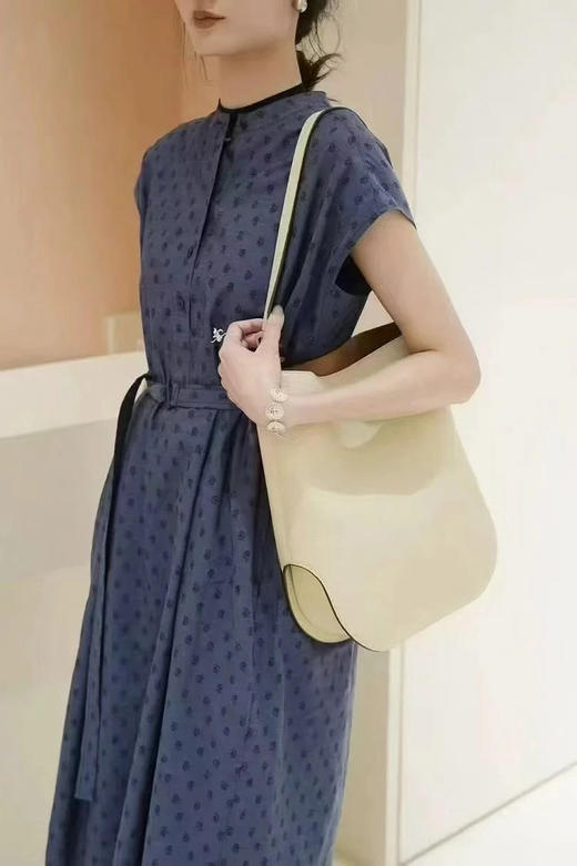 全棉细布及膝连衣裙 蓝底黑色小佩斯利印花 环保种植棉配色里布 进口环保种植棉印花面料 圆领直身版型 微宽肩设计 显瘦遮肉 商品图4