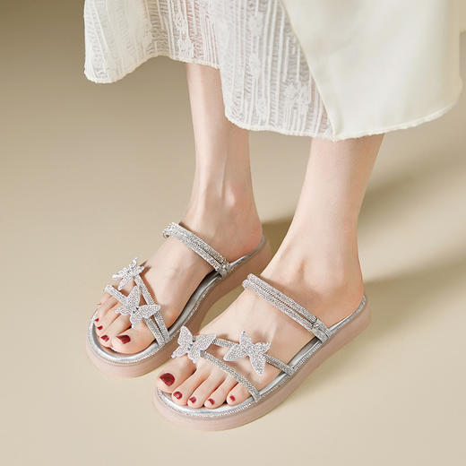 西遇夏季外穿绝美凉拖鞋女新款法式蝴蝶水钻配裙子凉鞋一字拖D0956704 商品图2