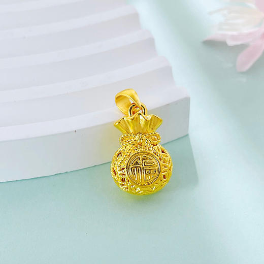 【限时7.5折】【定价黄金】足金 #福袋 #招财纳福 无氰5D硬金空心圆满福字铜钱图案福袋福禄钱袋子吊坠(V5DDZ00016)（预售产品下单后不退款不退货不换货不补差价） 商品图1