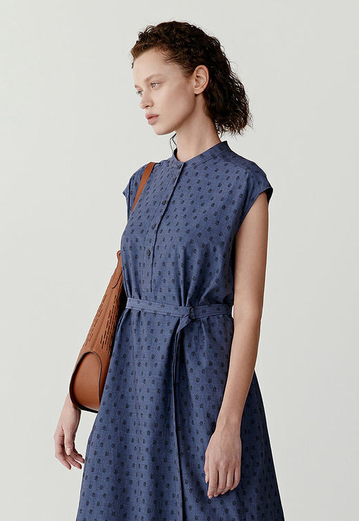 全棉细布及膝连衣裙 蓝底黑色小佩斯利印花 环保种植棉配色里布 进口环保种植棉印花面料 圆领直身版型 微宽肩设计 显瘦遮肉 商品图0