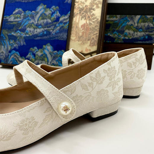 【24小时发货】壁虎瑜伽国风任意门【缎光】新中式缎面低跟鞋 商品图0