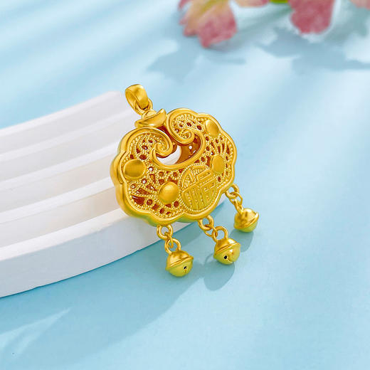 【限时克减150元】足金 无氰5D硬金镂空花丝铃铛福字如意锁包吊坠(AR5DDZ00245)（预售产品下单后不退款不退货不换货不补差价） 商品图1