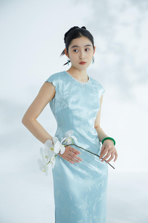 荷言HEYEN 浅歌 雨打寒竹金通织金正绢浅蓝色真丝连衣裙花瓣袖梅花银扣优雅显瘦高级定制 商品图1