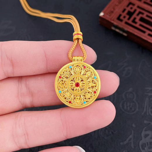 【限时克减150元】足金999.9 #非凡福佑 #小红书 #司凤 古法镂空花丝挂绳吊坠低温珐琅藏式金刚杵回纹八宝罗盘吊坠(AEWZGFDZ00050-1)(预售产品下单后不退款不退货不换货不补差价 商品图4