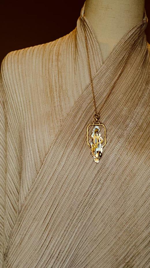 錾刻双色太湖石银镀金项链 商品图1