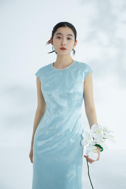 荷言HEYEN 浅歌 雨打寒竹金通织金正绢浅蓝色真丝连衣裙花瓣袖梅花银扣优雅显瘦高级定制 商品图5