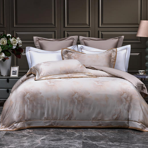 多喜爱 60S全棉色织提花四件套·朵苏 【60S长绒棉】【色织提花】【三方拼边工艺】【宽边枕套】【礼箱包装】轻奢品质 柔润丝光 高支高密 花型立体 双面设计 商品图1