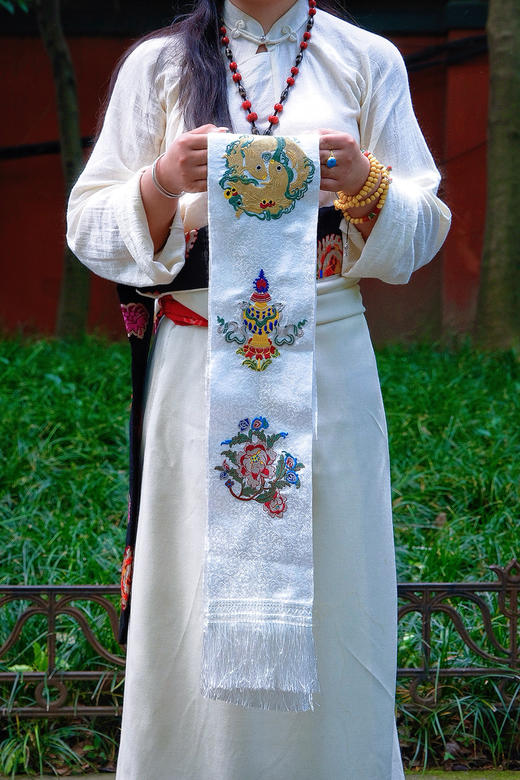 新品高档藏族哈达八吉祥加厚绸缎刺绣哈达生日祝福哈达精品绸缎哈达白黄两色长2.5米 商品图0