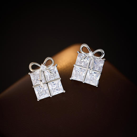 LY 059精致时尚几何方形微镶锆石蝴蝶结耳钉 商品图1