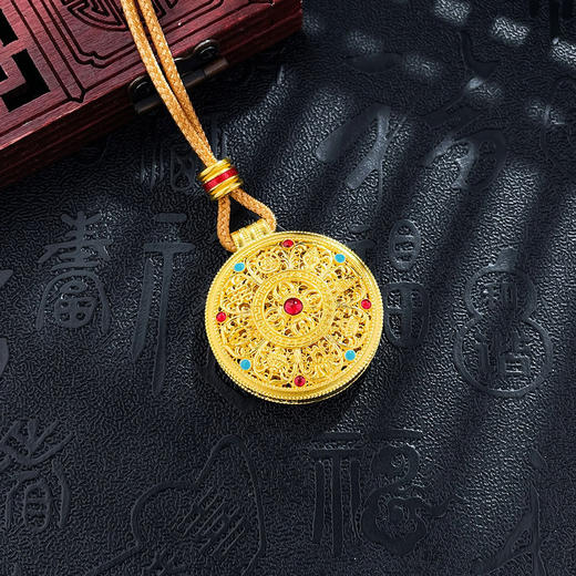 【限时克减150元】足金999.9 #非凡福佑 #小红书 #司凤 古法镂空花丝挂绳吊坠低温珐琅藏式金刚杵回纹八宝罗盘吊坠(AEWZGFDZ00050-1)(预售产品下单后不退款不退货不换货不补差价 商品图2