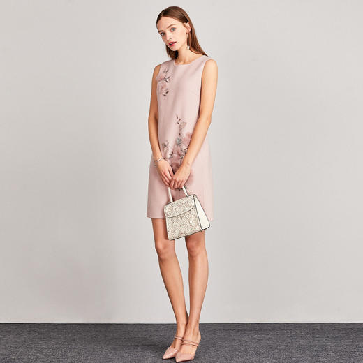 R1AGG6115WP40 La Koradior 拉珂蒂连衣裙女修身粉色无袖立体刺绣礼服【100%羊毛】 商品图0