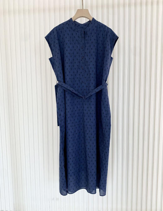 全棉细布及膝连衣裙 蓝底黑色小佩斯利印花 环保种植棉配色里布 进口环保种植棉印花面料 圆领直身版型 微宽肩设计 显瘦遮肉 商品图6