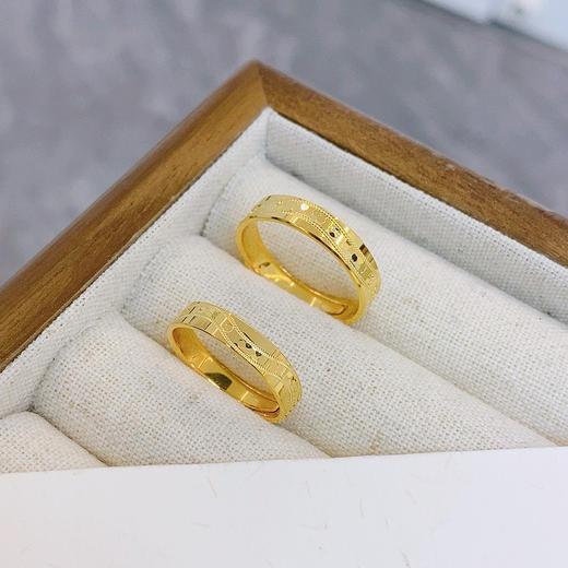 【限时克减150元】足金999 #CNC 5G黄金空心活口戒指油压CNC鱼鳞波浪纹情侣戒/对(AG5GQLJ00041)预售产品下单后不退款不退货不换货不补差价 商品图1