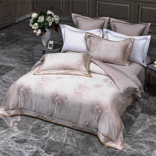 多喜爱 60S全棉色织提花四件套·朵苏 【60S长绒棉】【色织提花】【三方拼边工艺】【宽边枕套】【礼箱包装】轻奢品质 柔润丝光 高支高密 花型立体 双面设计 商品图2