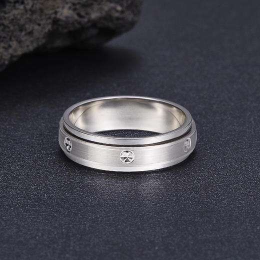 【限时8.8折】【线上铂金馆】【男戒】PT950 #时来运转 铂金拉丝螺丝纹可转动固口圈戒（面宽约5.5-6mm）(BJZ00008)（预售产品下单后不退款不退货不换货不补差价) 商品图1
