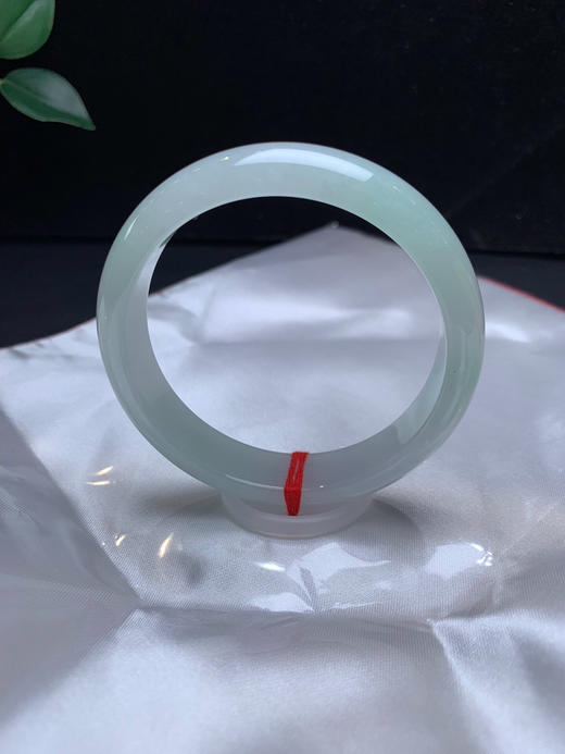 612860，54.5浅绿底手镯，糯化底，清新白底，飘浅绿，种水可以 ，很秀气 商品图2