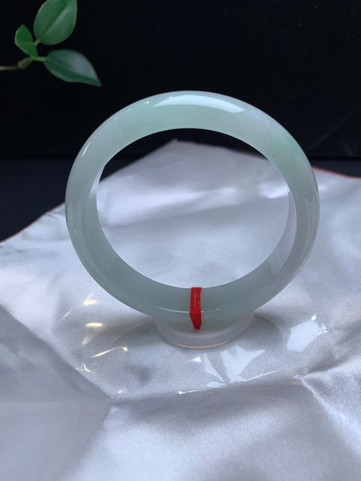 612860，54.5浅绿底手镯，糯化底，清新白底，飘浅绿，种水可以 ，很秀气 商品图0