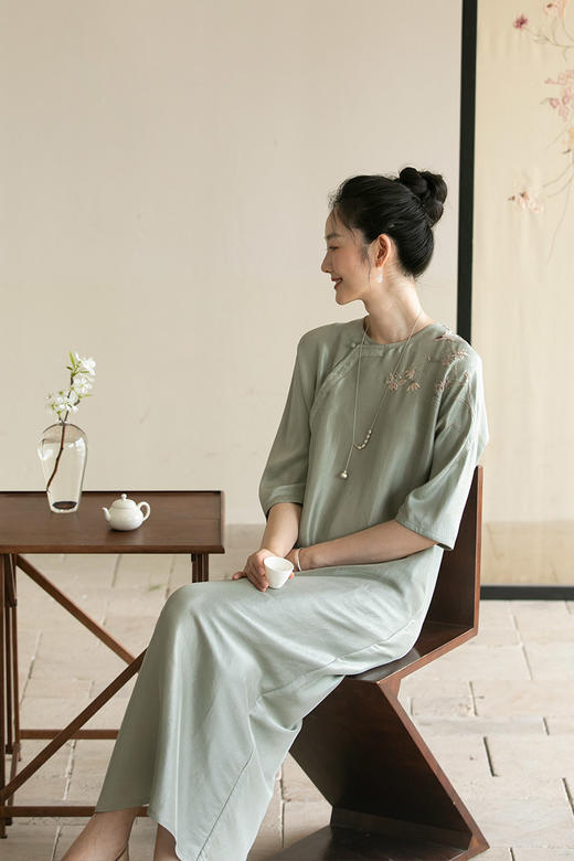 牧衣游原创 重磅双宫绸精工手绣桑蚕丝连衣裙复古中式长裙 月初斜 商品图5