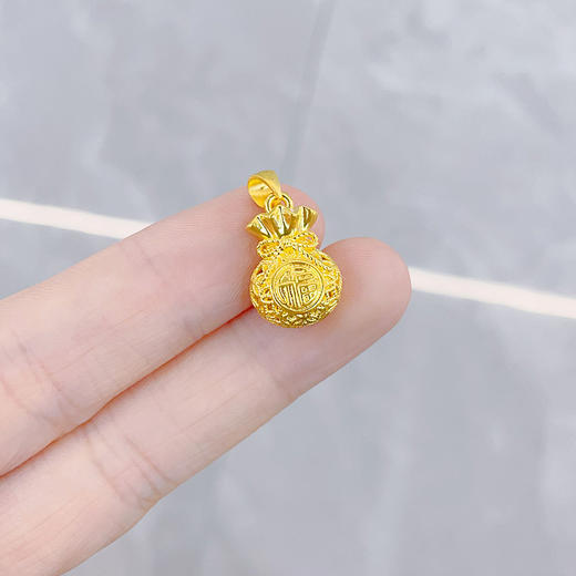 【限时7.5折】【定价黄金】足金 #福袋 #招财纳福 无氰5D硬金空心圆满福字铜钱图案福袋福禄钱袋子吊坠(V5DDZ00016)（预售产品下单后不退款不退货不换货不补差价） 商品图3