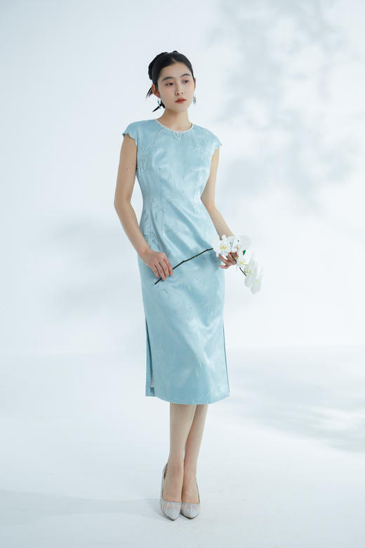 荷言HEYEN 浅歌 雨打寒竹金通织金正绢浅蓝色真丝连衣裙花瓣袖梅花银扣优雅显瘦高级定制 商品图4