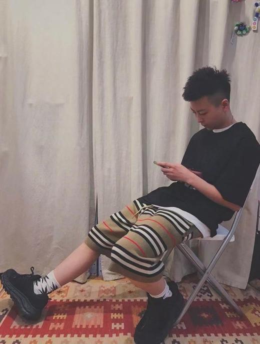 点此购买 巴宝莉夏季男女款经典条纹格子羊毛短裤五分裤 LL 317509 商品图2