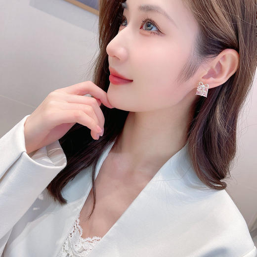 LY 059精致时尚几何方形微镶锆石蝴蝶结耳钉 商品图3