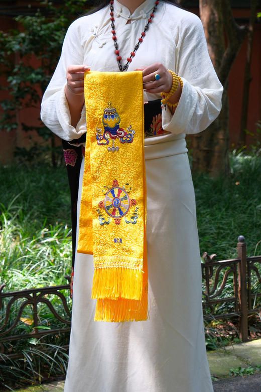 新品高档藏族哈达八吉祥加厚绸缎刺绣哈达生日祝福哈达精品绸缎哈达白黄两色长2.5米 商品图1