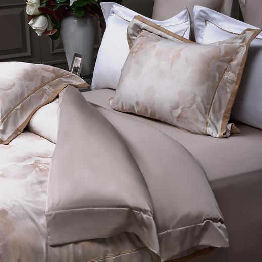 多喜爱 60S全棉色织提花四件套·朵苏 【60S长绒棉】【色织提花】【三方拼边工艺】【宽边枕套】【礼箱包装】轻奢品质 柔润丝光 高支高密 花型立体 双面设计 商品图4