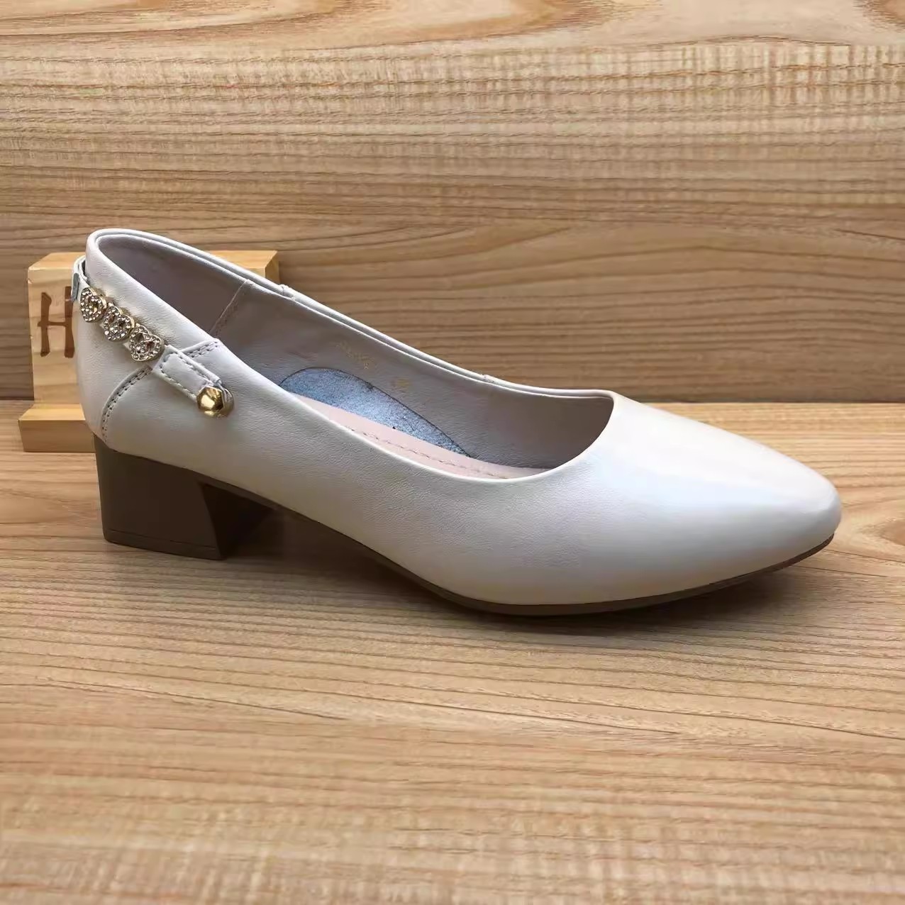 豪行春季新品时尚休闲真皮浅口女单工装鞋23120363