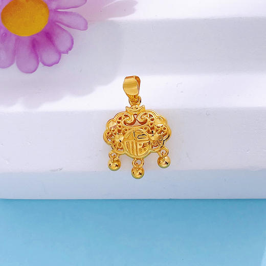 【限时7.5折】【定价黄金】足金999  5G黄金镂空铃铛流苏长命锁福字网红如意锁包吊坠(AG5GDZ00195)（预售产品下单后不退款不退货不换货不补差价） 商品图0