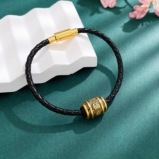 【限时7.5折】【定价黄金】足金 #电黑金 3D硬金电黑金一桶金不可调节黑编织皮绳手链成品手串（扣饰材质为合金，绳约3.8mm）(RFXJB0013-B)预售产品下单后不退款不退货不换货不补差价 商品图2