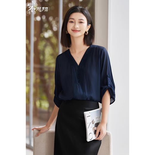 【预售10天】设计感天丝压褶衬衫 轻盈透气 袖口可调整 米思阳2026夏季新款简约百搭V领七分袖小衫女1423/1222 商品图1