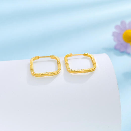 【限时克减150元】足金999 #超轻 5G超轻黄金极简几何车花方形耳饰耳圈(AG5GES00180)预售产品下单后不退款不退货不换货不补差价 商品图1
