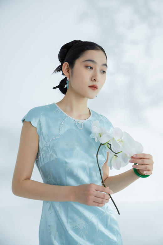 荷言HEYEN 浅歌 雨打寒竹金通织金正绢浅蓝色真丝连衣裙花瓣袖梅花银扣优雅显瘦高级定制 商品图3