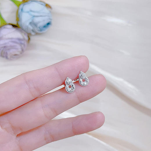 【限时8.8折】【线上铂金馆】PT950 #葫芦 #碎碎冰 【国际铂金协会】铂金镂空福禄双至铜钱造型葫芦贺岁耳饰耳钉(BES00202)（预售4-7天发货，一经下单不支持退款） 商品图2