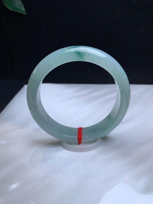 612861，58.5冰飘花手镯，整条底妆非常细腻干净， 胶胶润润的，飘清新蓝花，清秀 商品图3