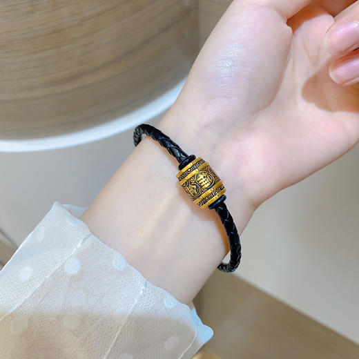 【限时7.5折】【定价黄金】足金 #电黑金 3D硬金电黑金一桶金不可调节黑编织皮绳手链成品手串（扣饰材质为合金，绳约3.8mm）(RFXJB0013-B)预售产品下单后不退款不退货不换货不补差价 商品图0