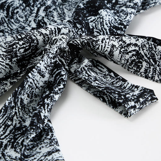 QF867斯尔丽2025夏季新款设计感抛袖下摆裹裙法式碎花显瘦高连衣裙 商品图6