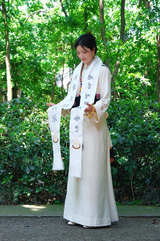 新品高档藏族哈达八吉祥加厚绸缎刺绣哈达生日祝福哈达精品绸缎哈达白黄两色长2.5米 商品图6