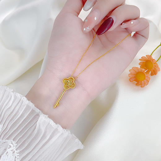 【限时克减150元】足金999 #CNC #时来运转 【精品】5G黄金镂空影底可转动转韵·时光小雏菊钥匙调节套链(BN5GTL00001)（预售产品下单后不退款不退货不换货不补差价） 商品图4