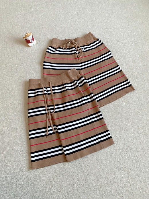 点此购买 巴宝莉夏季男女款经典条纹格子羊毛短裤五分裤 LL 317509 商品图6