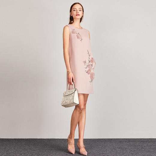 R1AGG6115WP40 La Koradior 拉珂蒂连衣裙女修身粉色无袖立体刺绣礼服【100%羊毛】 商品图2