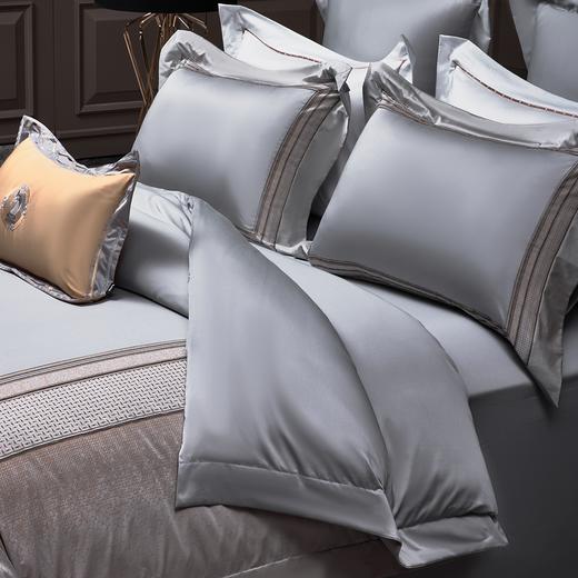 多喜爱 60S全棉色织提花四件套·晏礼 【60S长绒棉】【色织提花】【三方拼边工艺】【宽边枕套】【礼箱包装】轻奢品质 柔润丝光 高支高密 花型立体 双面设计 商品图4